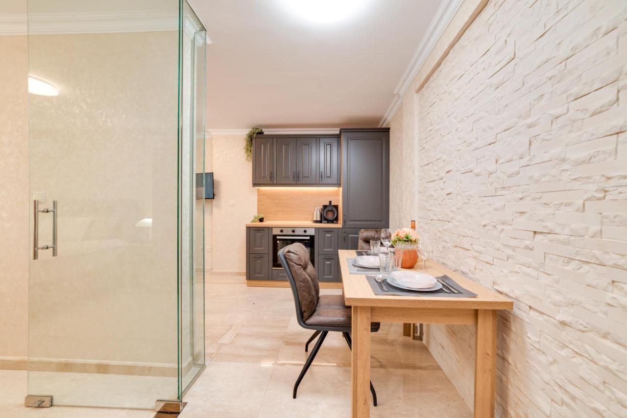 Deluxe And Central Garden Apartment Варна Экстерьер фото